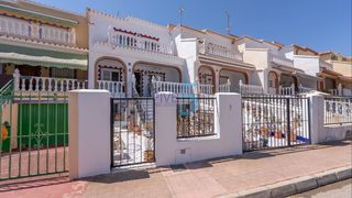 Reihenhaus in Zona Carrefour - Urbanizaciones. Esta fantástica casa adosada de tres dormitorios y dos baños est