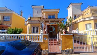 Casa a Algorfa. Espaciosa villa independiente de 2 dormitorios y 2 baños en una