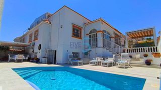 Casa a San Fulgencio. Impresionante villa totalmente reformada de 4 dormitorios con pi