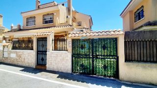Casa a schiera in La Florida. Siempre popular casa cuadrangular de 3 dormitorios y 2 baños en