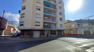 Pis  Avenida de crevillente. La propiedad ha sido recientemente actualizada con nuevos suelos