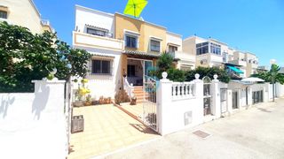 Casa a schiera in La Florida. Fantástica casa adosada de 3 dormitorios y 1,5 baños con jardín,