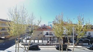 Casa adossada a Gran Playa. Descubre este espacioso y luminoso bungalow de 4 habitaciones en