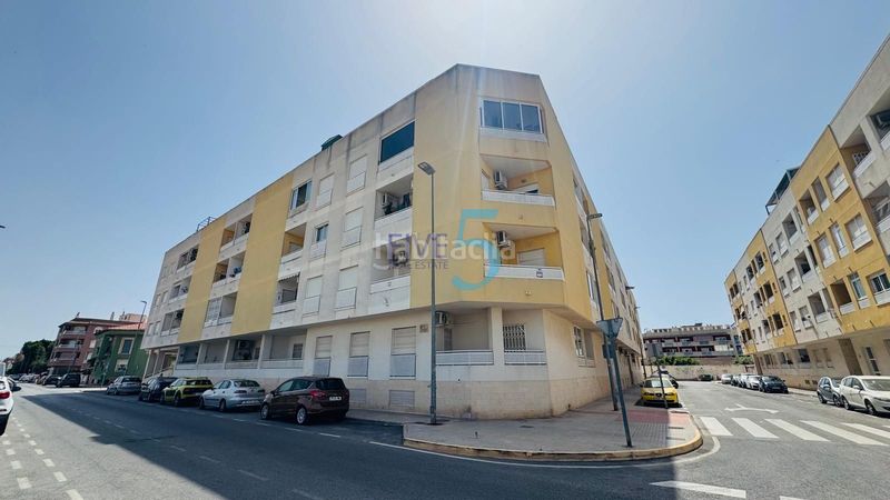Foto f52f9ed2-ccea-47ee-93bf-0c2c53de8585. Pis amb piscina a Almoradí