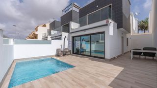 Casa a San Pedro del Pinatar. Una villa independiente súper moderna de 3 dormitorios y 2 baños