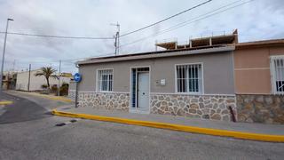Casa adossada  Calle capitan cortes. Esta encantadora casa adosada de 4 dormitorios y 3 baños está id
