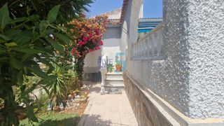 Maison à Los Balcones y los Altos. En venta en los balcones, orihuela, una espaciosa villa de 3 dor