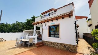 Haus in Los Almendros. Esta preciosa villa independiente de tres dormitorios y dos baño