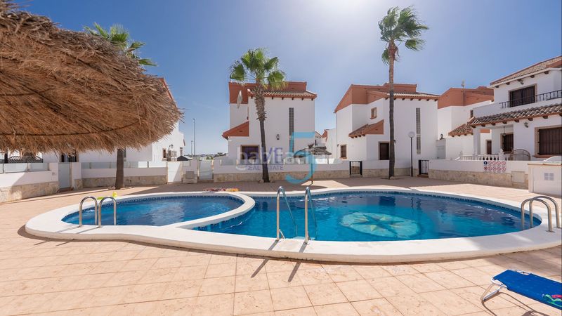 Foto 4dbac673-98fc-43cc-b6f3-bf08ff664758. Casa amb aparcament piscina a Los Almendros Orihuela