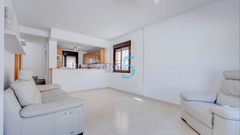 Foto b0f98e51-2135-4a32-a81b-4d2727938a3b. Casa amb aparcament piscina a Los Almendros Orihuela