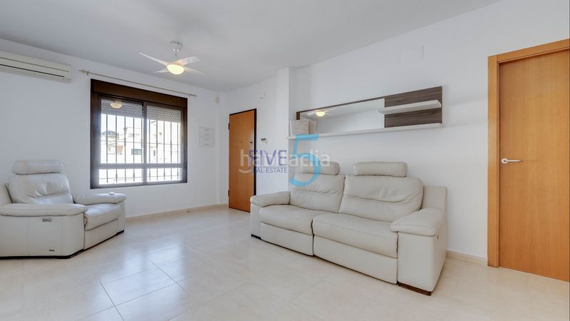 Foto b89290fc-f165-4318-b475-e84c275ee28e. Casa amb aparcament piscina a Los Almendros Orihuela