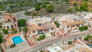 Semi detached house in San Miguel de Salinas. Este hermoso bungalow de dos dormitorios y dos baños, orientado
