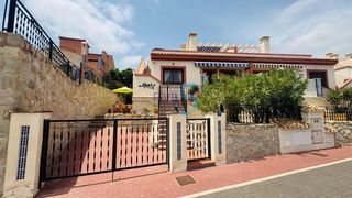 Casa adossada a San Miguel de Salinas. Este hermoso bungalow de dos dormitorios y dos baños, orientado