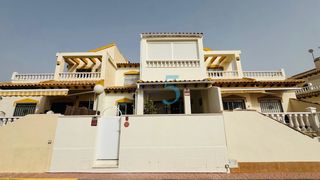 Casa adossada a Los Balcones y los Altos. Esta casa adosada de tres dormitorios y dos baños, bellamente re