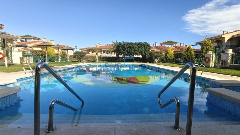 Foto 0332668f-0ef5-4607-af87-3201962036a1. Casa adosada dúplex de 2 habitaciones en urbanización privada con piscina, zonas verdes, áreas deportivas y juegos infantiles. amueblado y list en Santa Pola