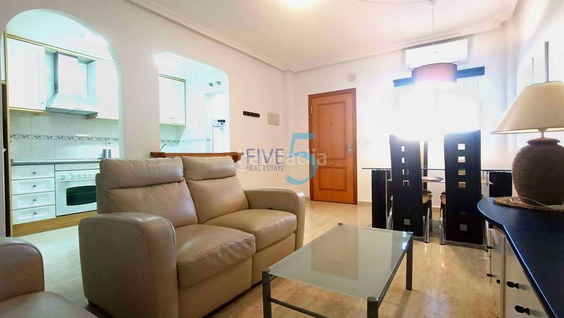 Foto 078fa797-f270-4f1a-a61a-ba400365d9bd. Casa adosada dúplex de 2 habitaciones en urbanización privada con piscina, zonas verdes, áreas deportivas y juegos infantiles. amueblado y list en Santa Pola