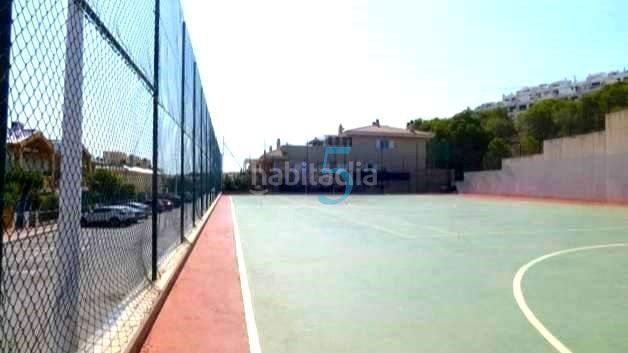Foto 2264083f-8d8d-4119-b5ee-9db7cc89162e. Casa adosada dúplex de 2 habitaciones en urbanización privada con piscina, zonas verdes, áreas deportivas y juegos infantiles. amueblado y list en Santa Pola