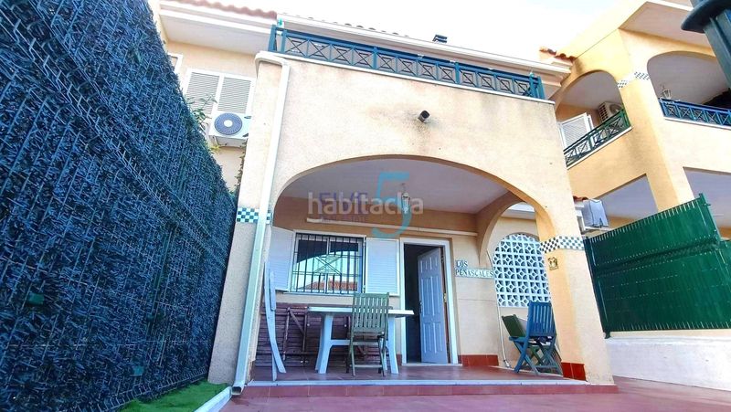 Foto 30ac7abe-b096-48b4-8786-0f6ffe42da38. Casa adosada dúplex de 2 habitaciones en urbanización privada con piscina, zonas verdes, áreas deportivas y juegos infantiles. amueblado y list en Santa Pola