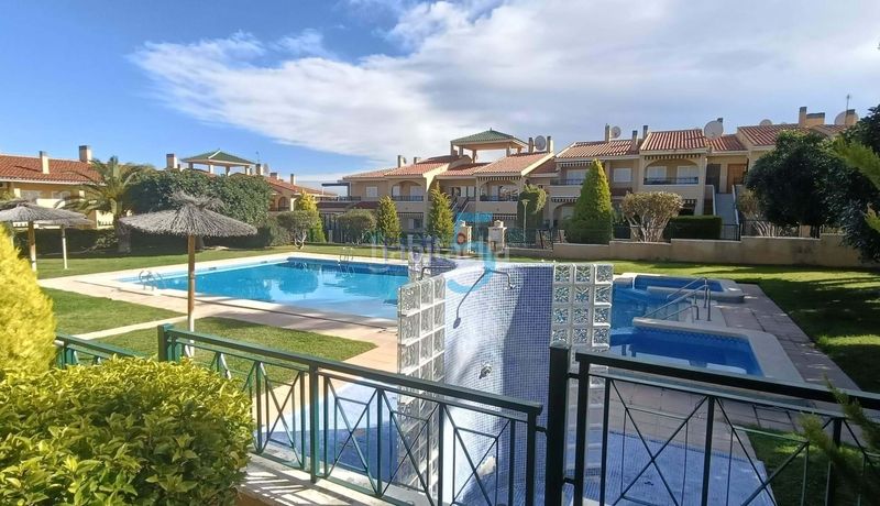 Foto 5478f6c0-4a0d-4142-a8df-ba3fd5ea38c6. Casa adosada dúplex de 2 habitaciones en urbanización privada con piscina, zonas verdes, áreas deportivas y juegos infantiles. amueblado y list en Santa Pola