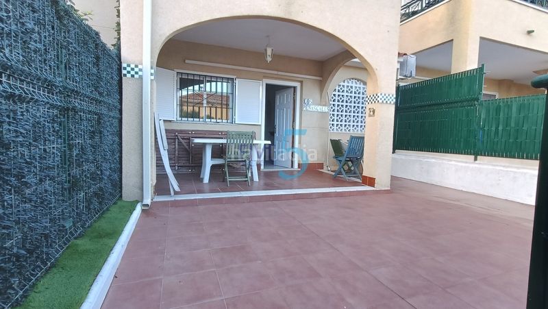 Foto bbc9d347-92ac-4760-9636-408f99006ad3. Casa adosada dúplex de 2 habitaciones en urbanización privada con piscina, zonas verdes, áreas deportivas y juegos infantiles. amueblado y list en Santa Pola