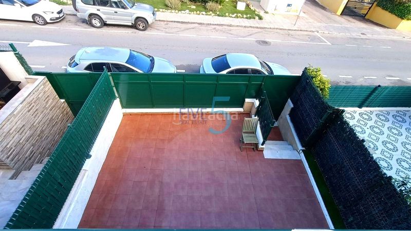 Foto be6353fc-49f3-47d0-8d77-90d47c977b09. Casa adosada dúplex de 2 habitaciones en urbanización privada con piscina, zonas verdes, áreas deportivas y juegos infantiles. amueblado y list en Santa Pola
