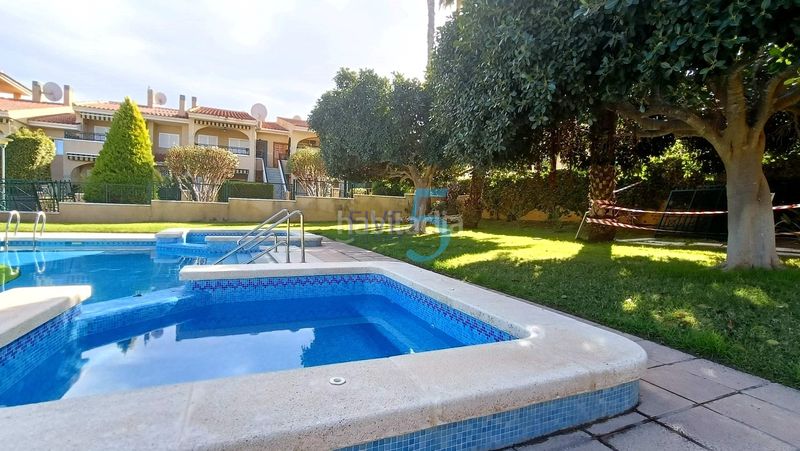 Foto c0b58b63-604f-41a5-9387-76fc08085fd5. Casa adosada dúplex de 2 habitaciones en urbanización privada con piscina, zonas verdes, áreas deportivas y juegos infantiles. amueblado y list en Santa Pola