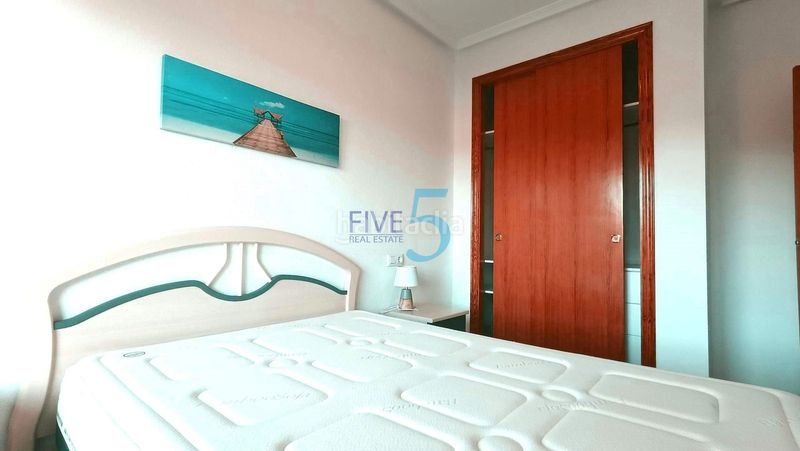 Foto d4f705e6-5015-4e4e-9bd7-5c2d740f1d95. Casa adosada dúplex de 2 habitaciones en urbanización privada con piscina, zonas verdes, áreas deportivas y juegos infantiles. amueblado y list en Santa Pola