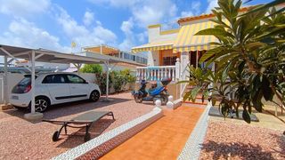 Casa a San Fulgencio. Espacioso bungalow de 3 dormitorios orientado al sureste al esti