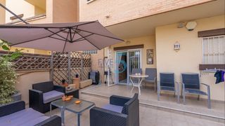 Piso en Gea y Truyols. Espacioso y codiciado apartamento en la planta baja de 3 dormito