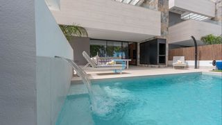 Casa en Mar Menor golf. Espectacular esquina, villa independiente de 3 dormitorios y 3 b