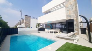 Casa en Mar Menor golf. Espectacular esquina, villa independiente de 3 dormitorios y 3 b