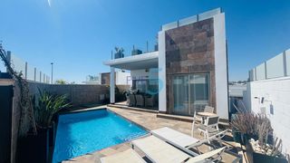 Casa a Los Almendros. Esta hermosa y moderna villa independiente de tres dormitorios s