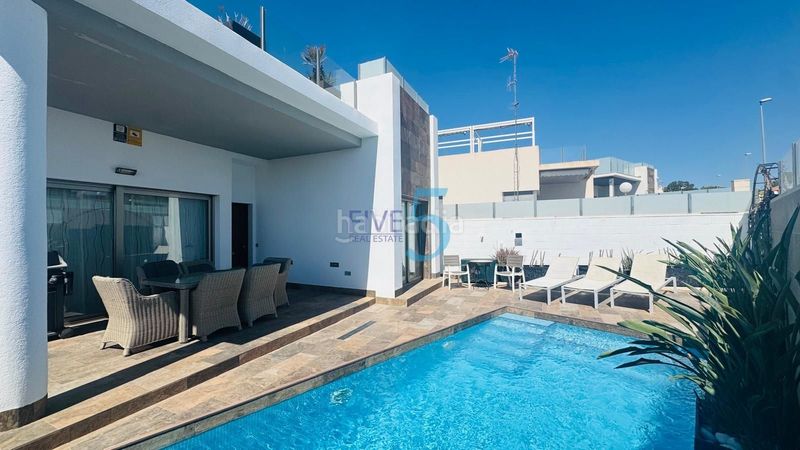 Foto d3d83209-0ed6-4162-a8c8-dd040fc7fc44. Casa amb aparcament piscina a Los Almendros Orihuela