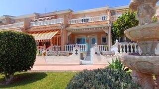 Casa adosada en Doña Pepa. Casa adosada de estilo lola de 3 dormitorios completamente renov