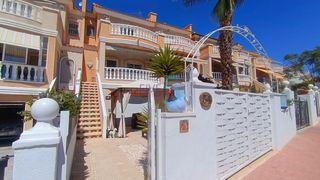 Reihenhaus in La Fiesta. Espaciosa casa adosada de 23 dormitorios estilo lola con constru