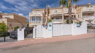 Casa adossada a La Fiesta. Espaciosa casa adosada de 23 dormitorios estilo lola con constru
