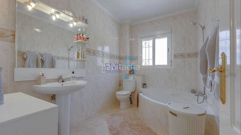 Foto c29a5043-b20d-49fa-ad32-b5d0d45a9447. Casa adossada amb calefacció aparcament piscina a Rojales