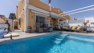Casa adossada a Lomas de Cabo Roig - Los Dolses. Esta hermosa casa adosada de tres dormitorios, bellamente renova