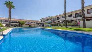 Casa a Lo Marabú. Elegante villa adosada de 3 dormitorios con acceso directo a la