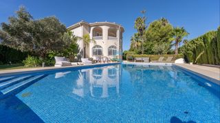 Maison à Zona Carrefour - Urbanizaciones. Espaciosa villa independiente de 4 dormitorios en un terreno de