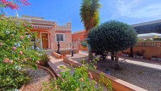 Casa a Montesinos (Los). Bungalow de 3 dormitorios orientado al sur con vistas al parque