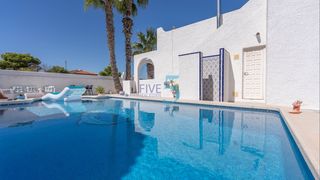 Casa a San Miguel de Salinas. Esta villa de dos dormitorios y dos baños, orientada al sur, est