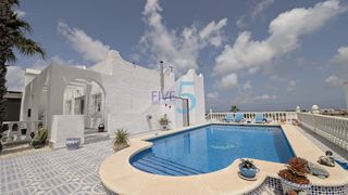 Casa en San Miguel de Salinas. Esta villa de dos dormitorios y dos baños, orientada al sur, est