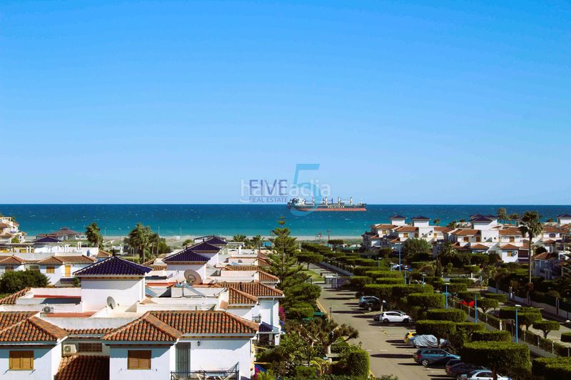 Foto d81b65db-b240-4038-a859-e16f5e57aa5e. Pis amb piscina a puerto Vera Vera