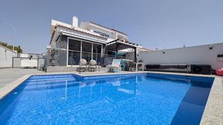 Etagenwohnung in Campoamor. Esta villa adosada completamente renovada y lista para llaves of