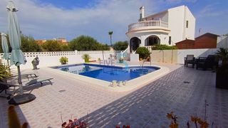Casa en Benijófar. Villa modernizada de 23 dormitorios orientada al sur con vistas