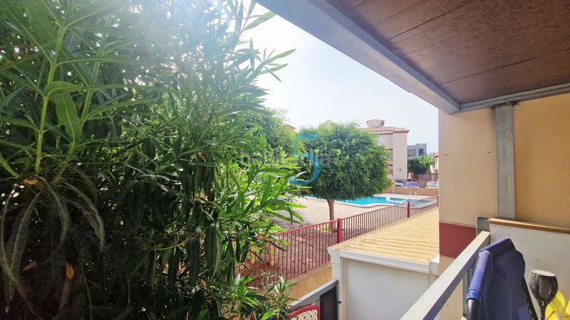 Foto 2324c3f9-bf58-4577-99e2-13587cc63daf. Piso ubicado un apartamento de 2 habitaciones y 2 baños con terraza, aire acondicionado y acceso a una piscina en San Pedro del Pinatar