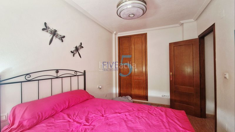 Foto 4a52d8ff-5590-463c-ae92-3fbc9f20fc37. Piso ubicado un apartamento de 2 habitaciones y 2 baños con terraza, aire acondicionado y acceso a una piscina en San Pedro del Pinatar