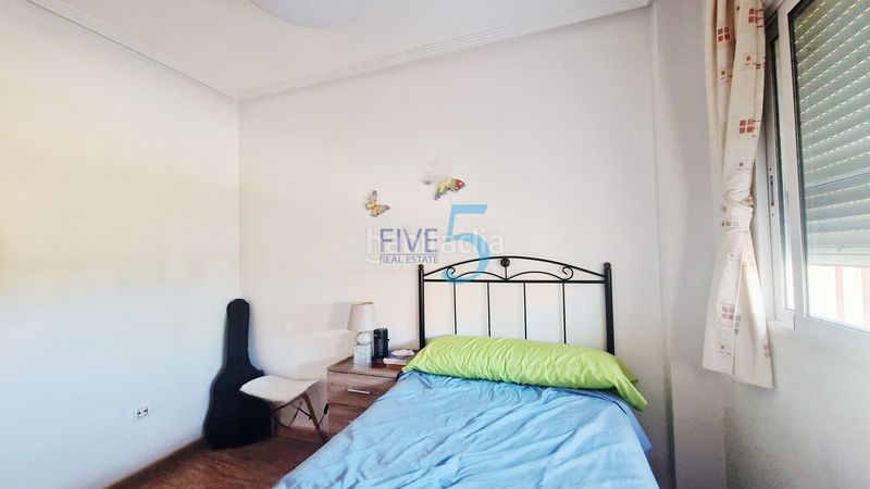 Foto 4feab3e3-25e1-4926-a4df-db1840e0ca58. Piso ubicado un apartamento de 2 habitaciones y 2 baños con terraza, aire acondicionado y acceso a una piscina en San Pedro del Pinatar