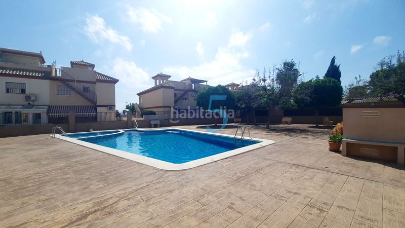 Foto 5510fe16-b7f8-413e-9468-c88cd17284a9. Piso ubicado un apartamento de 2 habitaciones y 2 baños con terraza, aire acondicionado y acceso a una piscina en San Pedro del Pinatar